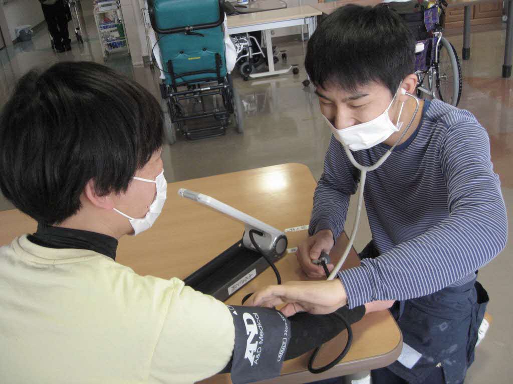 新人職員の血圧測定研修の様子